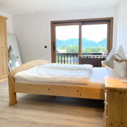 Gemütliche Ferienwohnung mit Bergblick in Bad Wiessee, ideal für Erholung.
