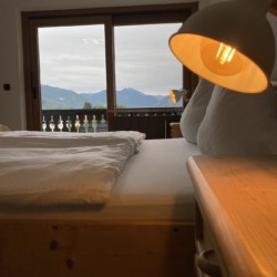 Gemütliches Schlafzimmer mit Bergblick in Bad Wiessee Ferienwohnung. Entspannen Sie stilvoll im "Sonnhof26".