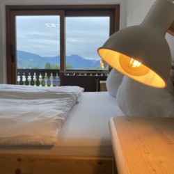 Gemütliches Schlafzimmer mit Bergblick in Bad Wiessees "Sonnhof26", ideal für Urlaub in der Natur. #Ferienwohnung #stayFritz