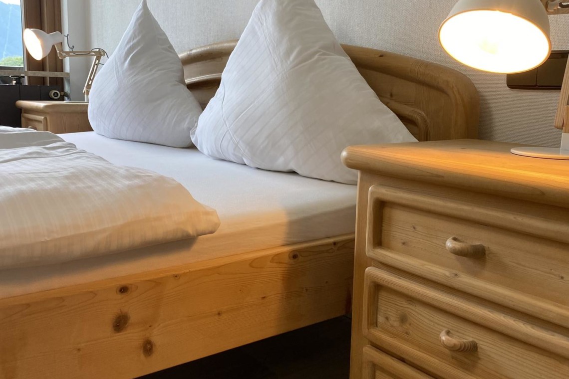 Gemütliches Schlafzimmer im "Sonnhof26" Apartment, Bad Wiessee. Ideal für entspannte Auszeit in der Natur. #Ferienwohnung #stayFritz
