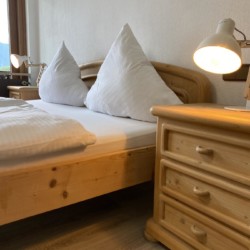 Gemütliches Schlafzimmer im "Sonnhof26" Apartment, Bad Wiessee. Ideal für entspannte Auszeit in der Natur. #Ferienwohnung #stayFritz