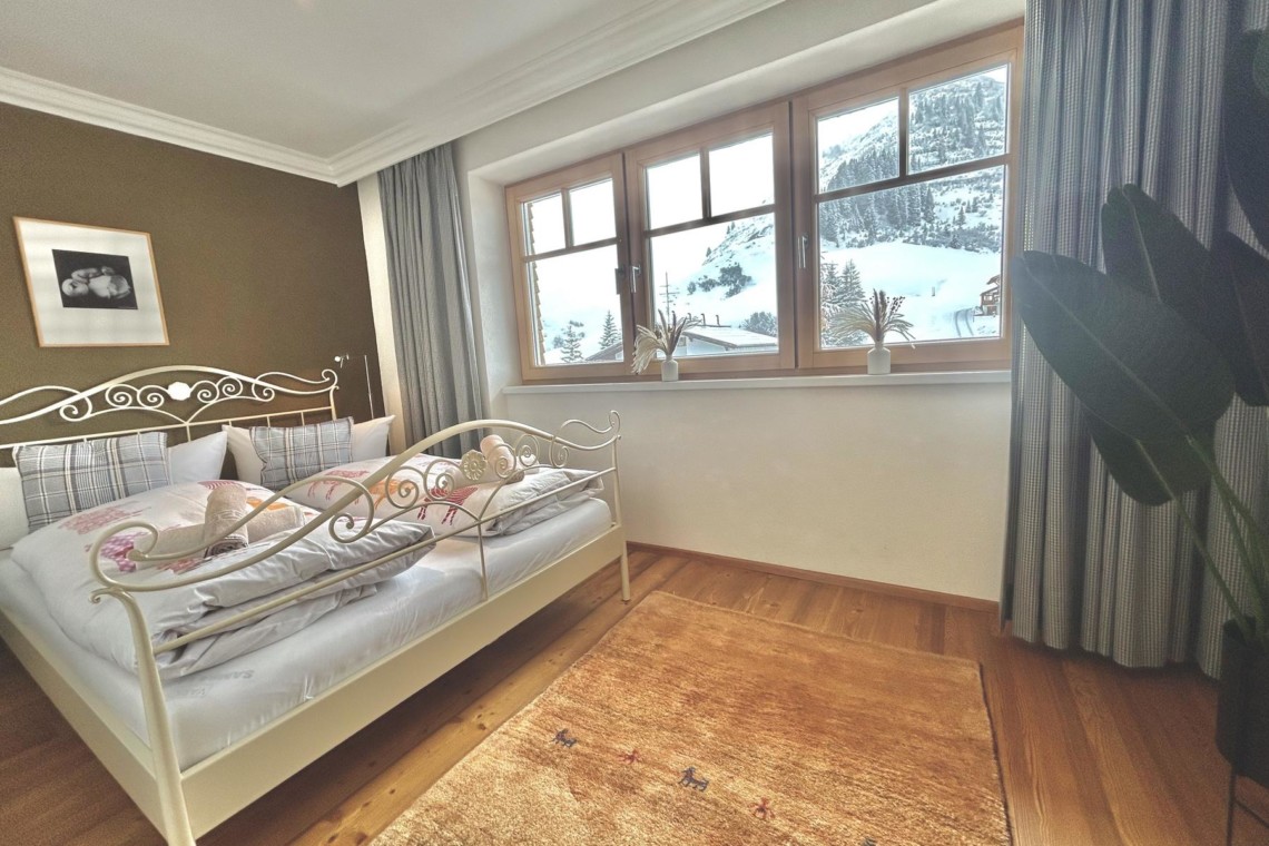 Gemütliches Zimmer in Warth am Arlberg mit Bergblick, ideal für den Urlaub.