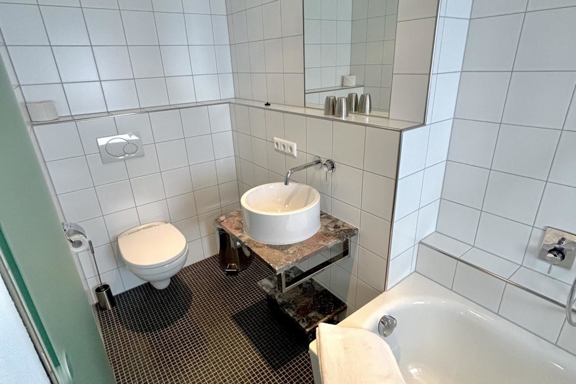 Helle, moderne Ferienwohnung-Badezimmer in Warth-Arlberg, ideal für Komfort & Stil.