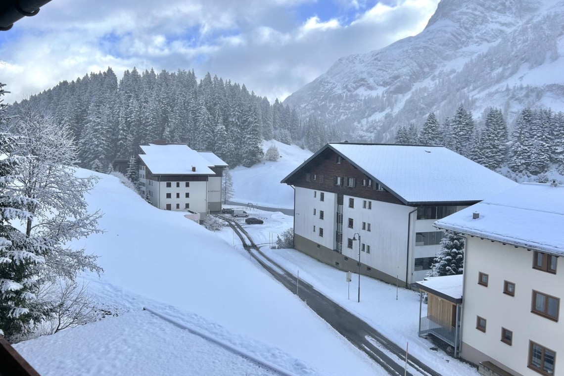 Gemütliche Unterkunft in Warth am Arlberg, Winterlandschaft, ideal für Skiurlaub und Erholung.