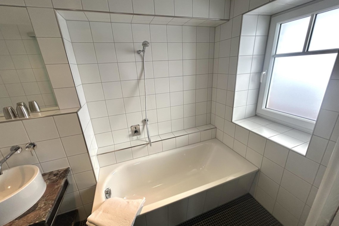 Gemütliches Badezimmer in Warth am Arlberg, ideal für Erholung nach einem Ski-Tag.