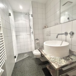 Moderne Ferienwohnung-Bad in Warth am Arlberg mit stilvoller Einrichtung und Komfort.