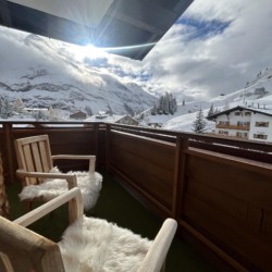 Gemütlicher Balkon mit Bergblick, ideal für Erholung in Warth am Arlberg.