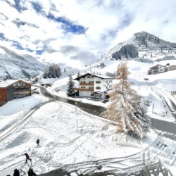Gemütlicher Blick auf schneebedecktes Warth am Arlberg, perfekt für Ihren Urlaub. Buchen Sie jetzt Hillside One - Märchenwald bei stayFritz.