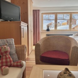 Gemütliches Apartment im Alpenstil mit Blick in Warth am Arlberg, ideal für Erholung nach dem Skifahren.