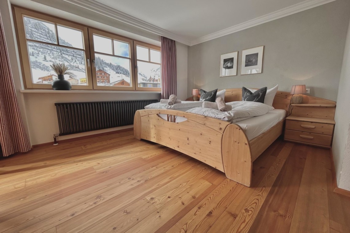 Gemütliches Schlafzimmer in Hillside One mit Bergblick in Warth am Arlberg, ideal für entspannte Urlaubstage.