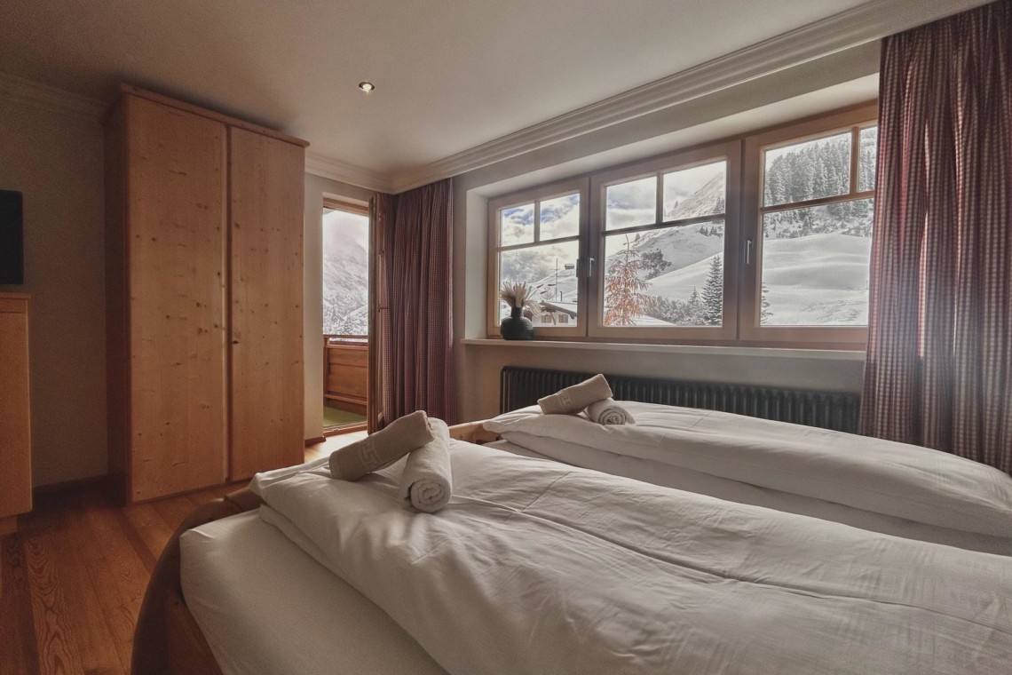 Gemütliches Schlafzimmer in Warth am Arlberg mit Bergblick, ideal für einen entspannten Urlaub.