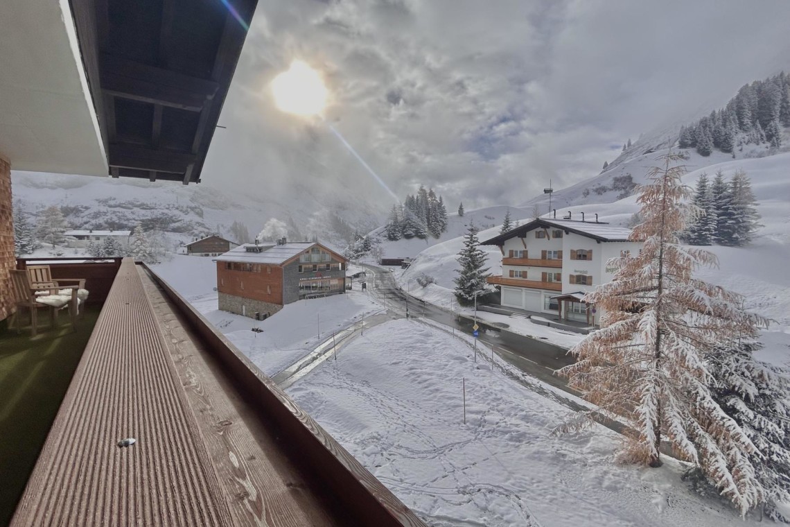 Gemütliche Balkonaussicht auf schneebedecktes Warth am Arlberg für Ihren Urlaub.