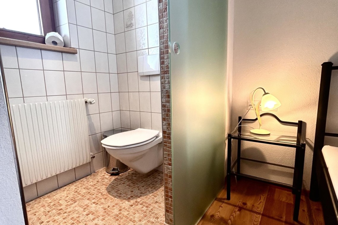 Gemütliches Badezimmer in Warth am Arlberg Ferienwohnung, ideal für Ihren Bergurlaub.