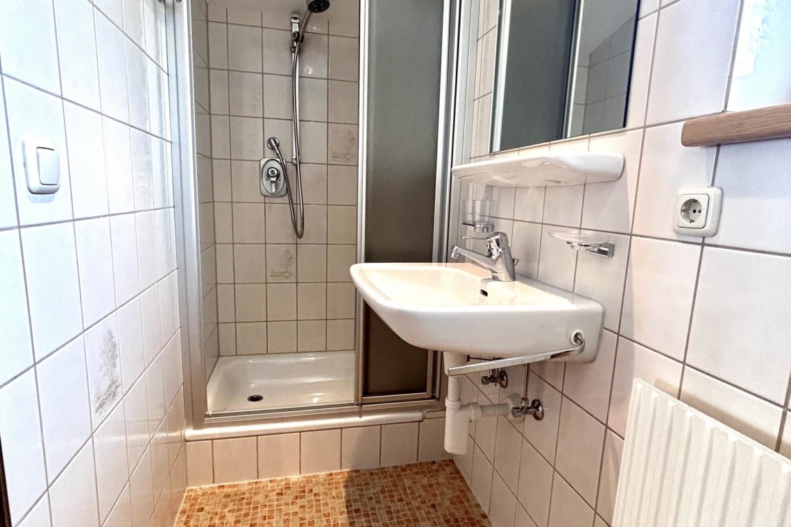 Helles, sauberes Badezimmer in Hillside One, Warth am Arlberg – ideal für Ihren Bergurlaub.