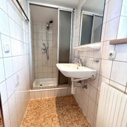 Helles, sauberes Badezimmer in Hillside One, Warth am Arlberg – ideal für Ihren Bergurlaub.