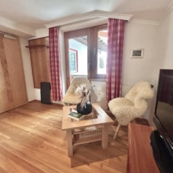 Gemütliches Wohnzimmer in Hillside One, Warth am Arlberg mit Holzboden und stilvoller Einrichtung. Ideal für den Urlaub!