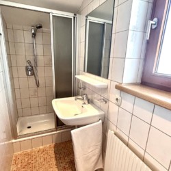 Gemütliches Badezimmer in Hillside One-Abrakadabra, Warth am Arlberg - ideal für Ihren Urlaub.
