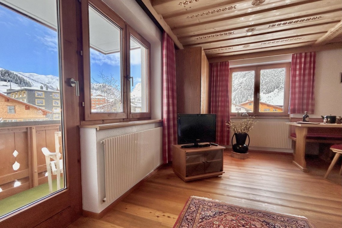 Gemütliches Apartment in Warth mit Bergblick, Balkon und Holzinterieur. Ideal für Skiurlaub in Warth am Arlberg.