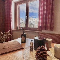Gemütliche Ferienunterkunft in Warth am Arlberg mit Bergblick, rustikalem Ambiente und Charme. Ideal für Skifahrer und Wanderer.