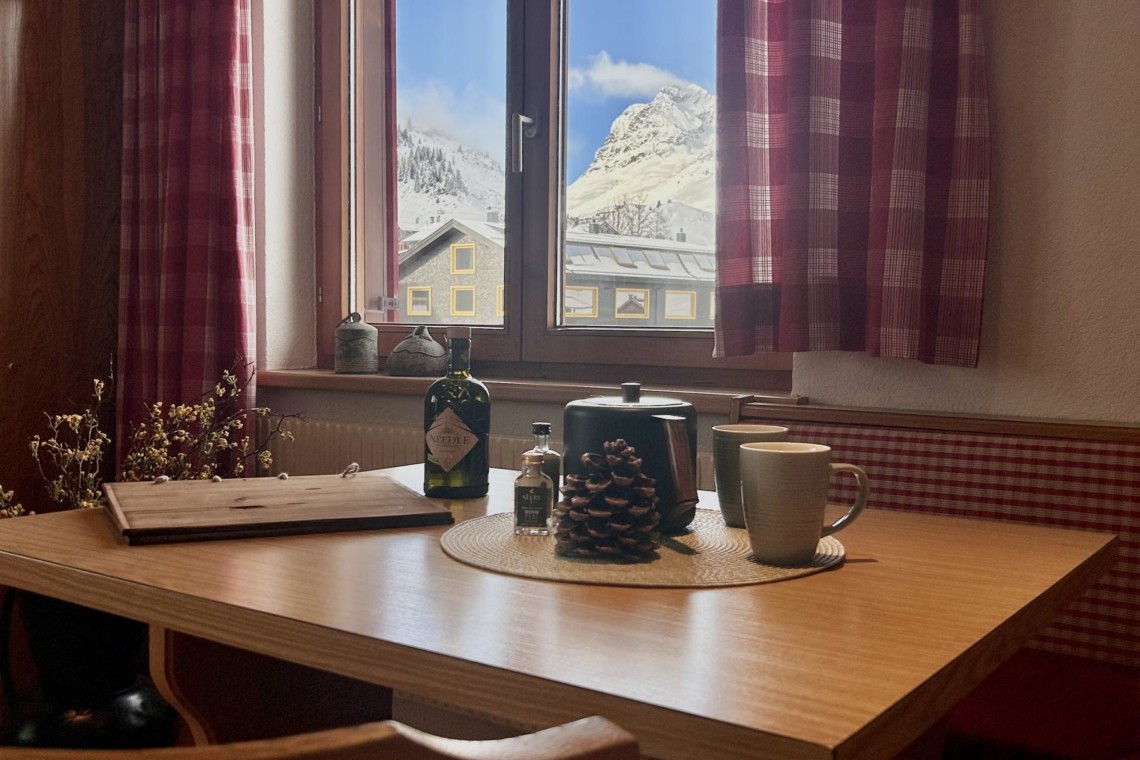 Gemütliches Ambiente mit Bergblick in Warth am Arlberg, ideal für einen erholsamen Urlaub. #Ferienwohnung #WarthArlberg #Urlaub