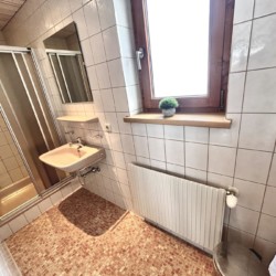 Gemütliches Badezimmer in Warth, ideal für deine Auszeit im Arlberg. Buche jetzt bei stayFritz!