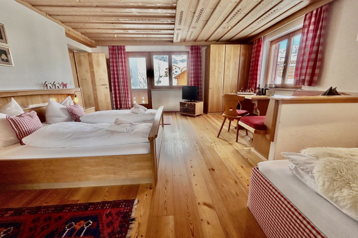 Gemütliches Zimmer in Warth am Arlberg, holzgetäfelte Wände, alpiner Charme, ideal für Bergurlaub.