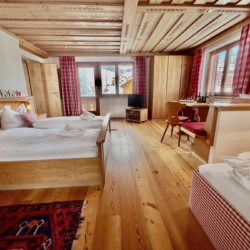 Gemütliches Zimmer in Warth am Arlberg, holzgetäfelte Wände, alpiner Charme, ideal für Bergurlaub.
