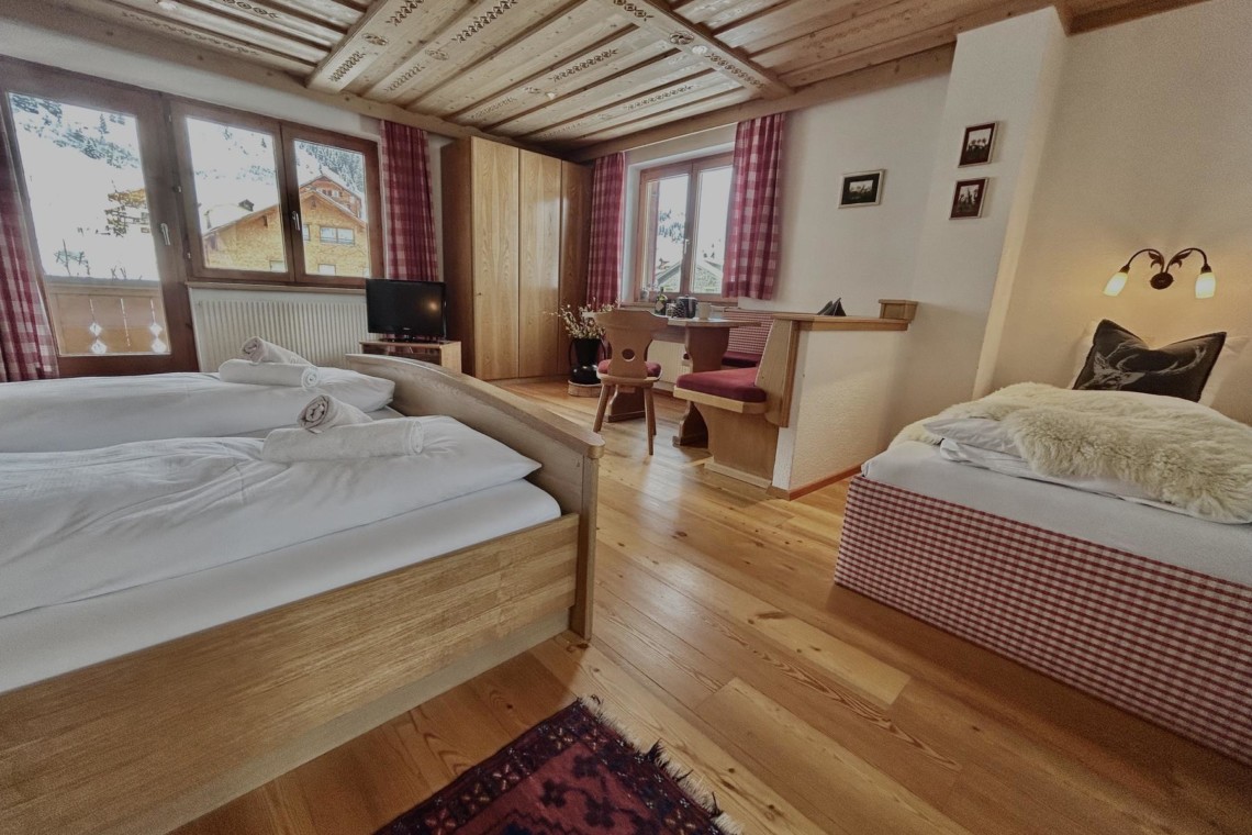 Gemütliche Ferienwohnung in Warth am Arlberg, traditioneller Stil, Holzinterieur und moderne Ausstattung. Ideal für Erholung.