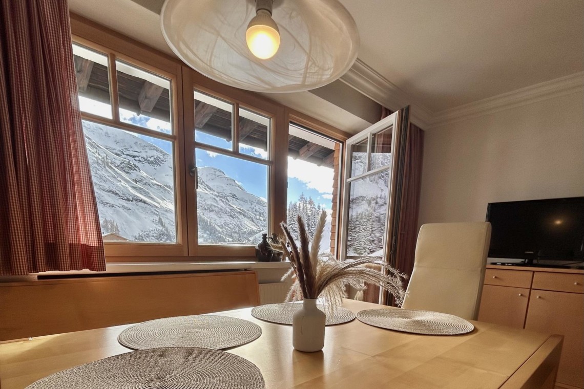 Gemütliches Ferienapartment in Warth mit Bergblick, sonnigem Essbereich & modernem Komfort, ideal für Urlaub im Arlberg. #WarthUnterkunft