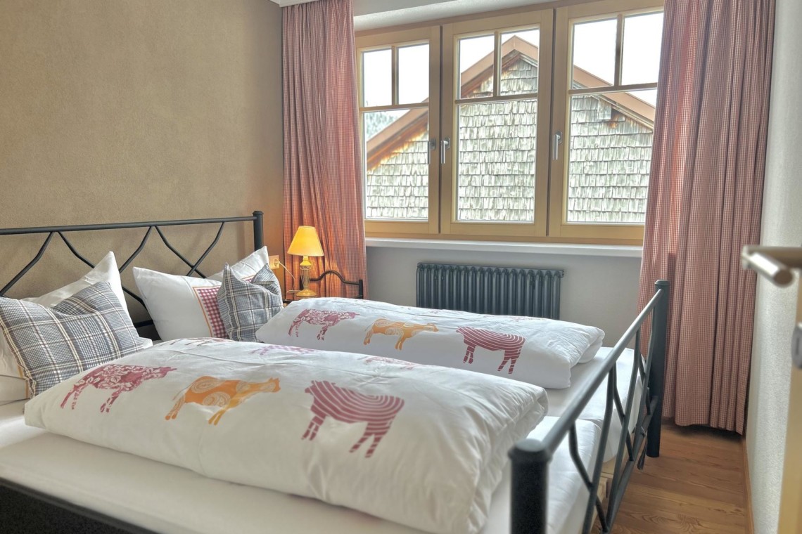 Gemütliche Ferienwohnung in Warth am Arlberg mit komfortablen Betten und ansprechendem Interieur. Ideal für einen erholsamen Urlaub.