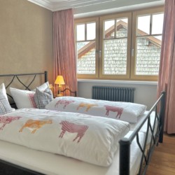 Gemütliche Ferienwohnung in Warth am Arlberg mit komfortablen Betten und ansprechendem Interieur. Ideal für einen erholsamen Urlaub.