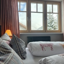 Gemütliches Schlafzimmer in Warth am Arlberg mit Bergblick, ideal für einen entspannten Urlaub.