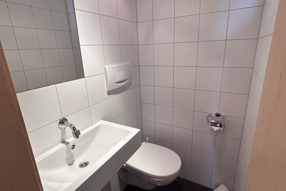 Modernes Badezimmer in Warth am Arlberg Ferienwohnung. Komfort & Stil bei stayFritz.