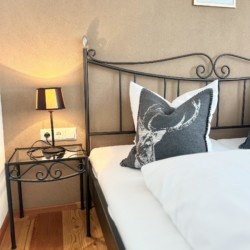 Gemütliches Schlafzimmer in Warth am Arlberg, ideal für Ihren Urlaub in den Alpen.