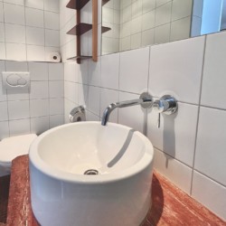 Modernes Badezimmer in Warth am Arlberg Ferienwohnung: stilvolles Waschbecken, sauberes Design. Ideal für Urlaub!