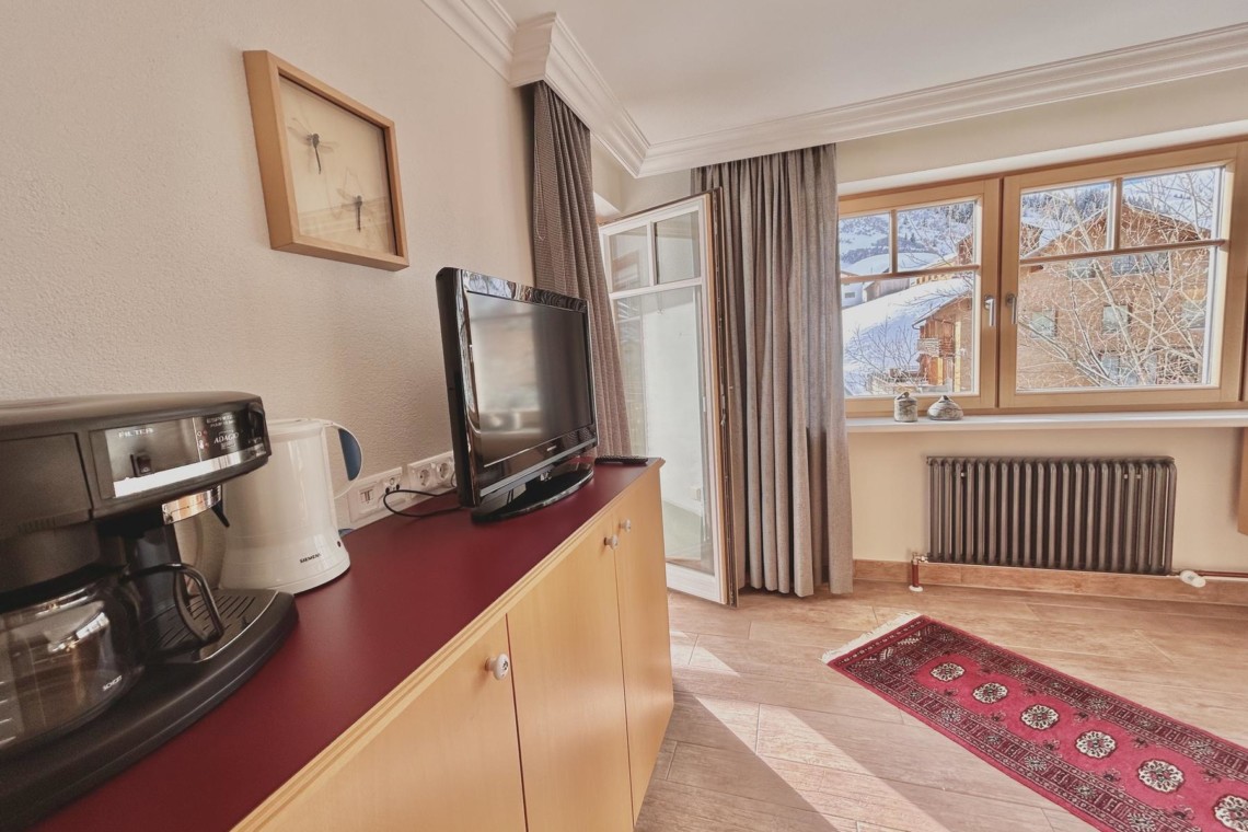 Gemütliches Zimmer mit Bergblick in Warth am Arlberg, ideal für Urlaub in den Alpen.