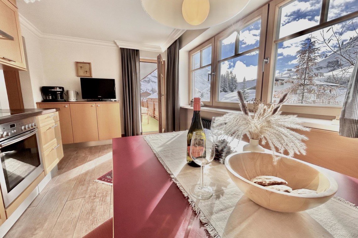 Gemütliches Apartment in Warth mit Bergblick, moderner Küche und einladender Atmosphäre für den perfekten Skiurlaub.