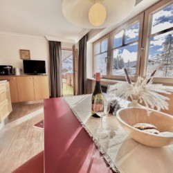 Gemütliches Apartment in Warth mit Bergblick, moderner Küche und einladender Atmosphäre für den perfekten Skiurlaub.