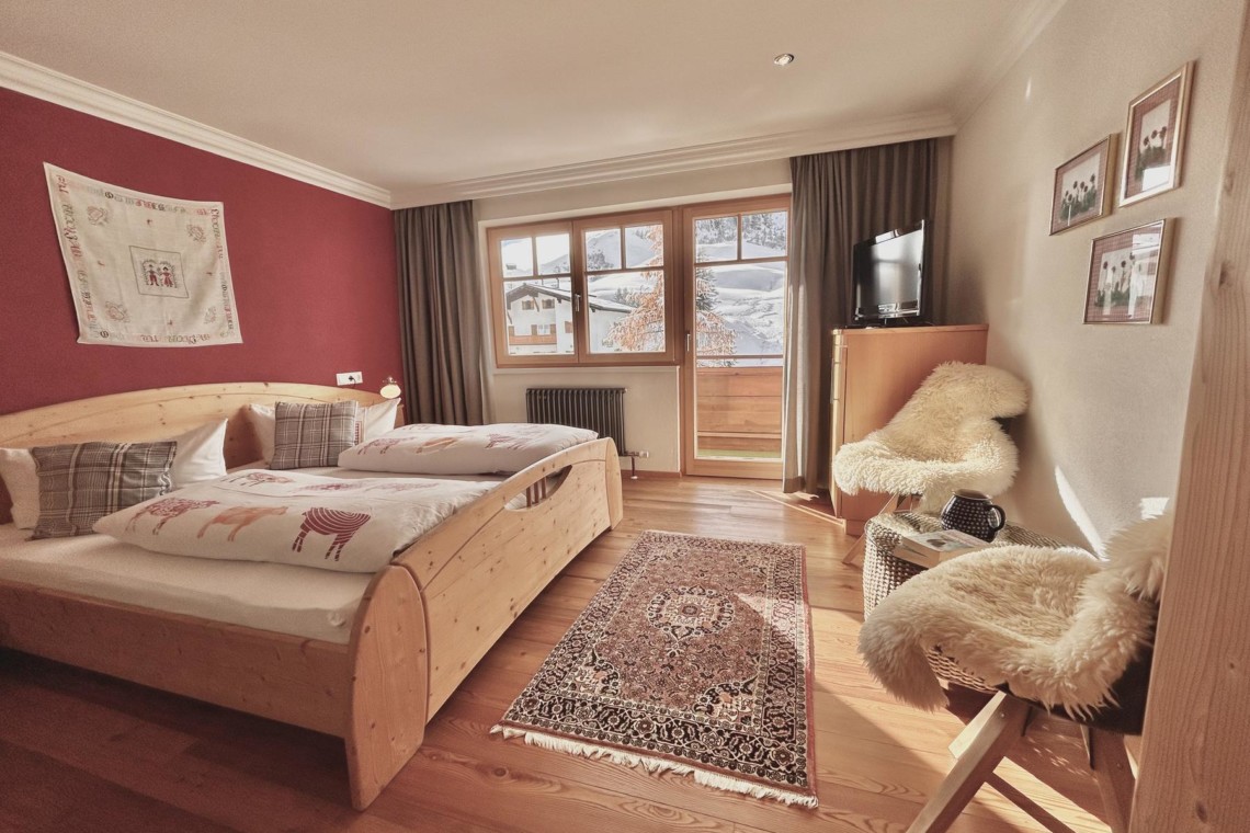 Gemütliches Zimmer in Warth-Arlberg, Holzmöbel, heller Stil, Bergblick. Ideal für Entspannung und Skiurlaub.