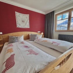 Gemütliches Schlafzimmer in Hillside One Ferienwohnung in Warth, ideal für den alpinen Urlaub.
