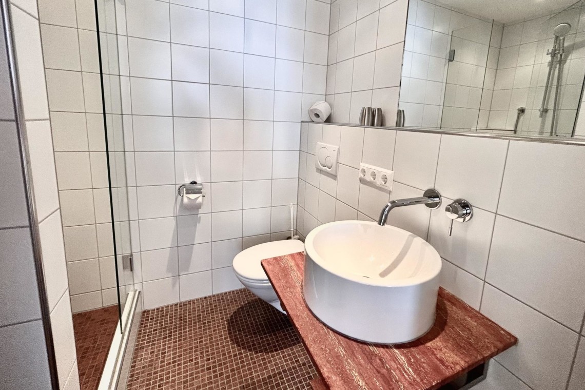 Moderner Badezimmer-Stil in Hillside One Ferienwohnung, Warth am Arlberg – ideal für Urlaubsauszeit.