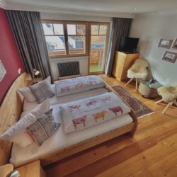 Gemütliches Zimmer in Warth am Arlberg, stilvoll eingerichtet, ideal für Bergurlaub.