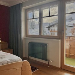 Gemütliches Zimmer mit Alpenblick in Warth am Arlberg, ideal für Skiurlaub.