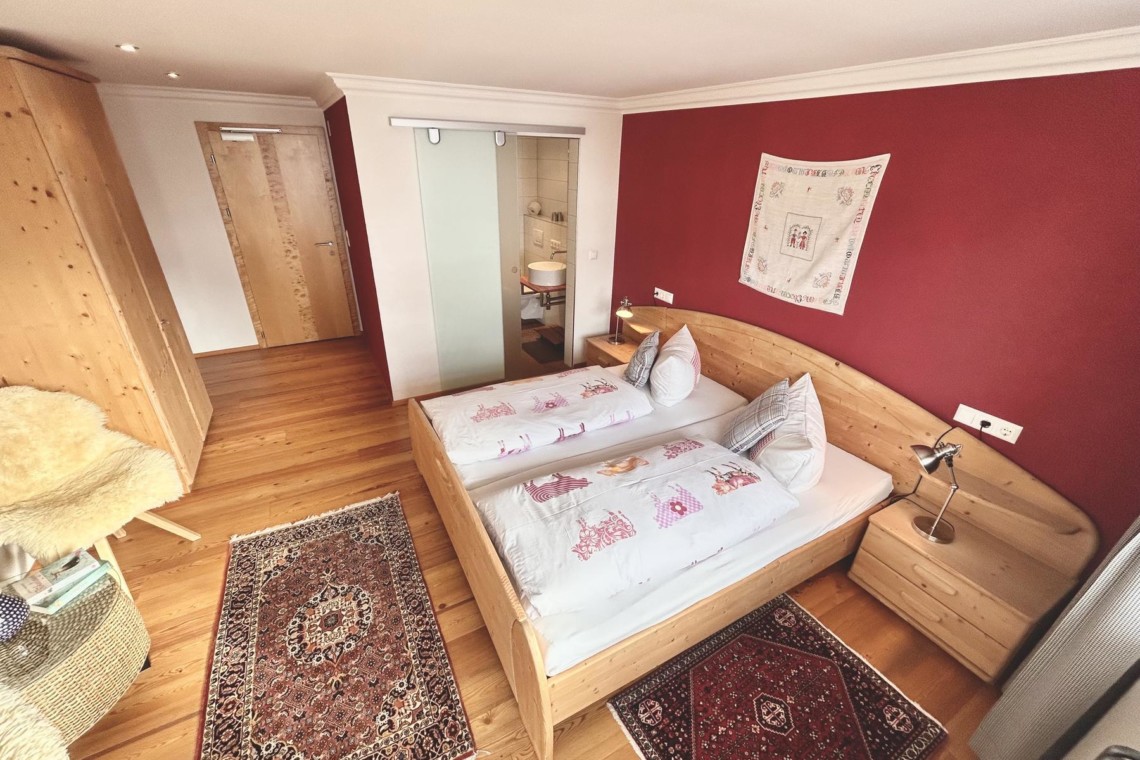 Gemütliches Schlafzimmer in Hillside One, Warth am Arlberg, ideal für Urlaub.