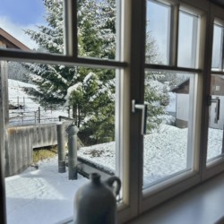 Gemütlicher Blick auf verschneite Landschaft in Warth am Arlberg, ideal für deine nächste Urlaubsunterkunft.