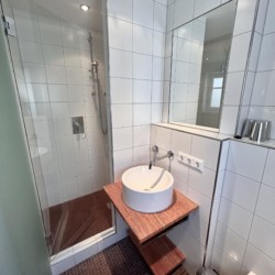 Modernes Badezimmer in Warth am Arlberg, Ferienwohnung Hillside One, ideal für den Urlaub im Gebirge.