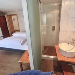 Gemütliches Zimmer mit Doppelbett und modernem Bad, ideal für einen Urlaub in Warth am Arlberg.
