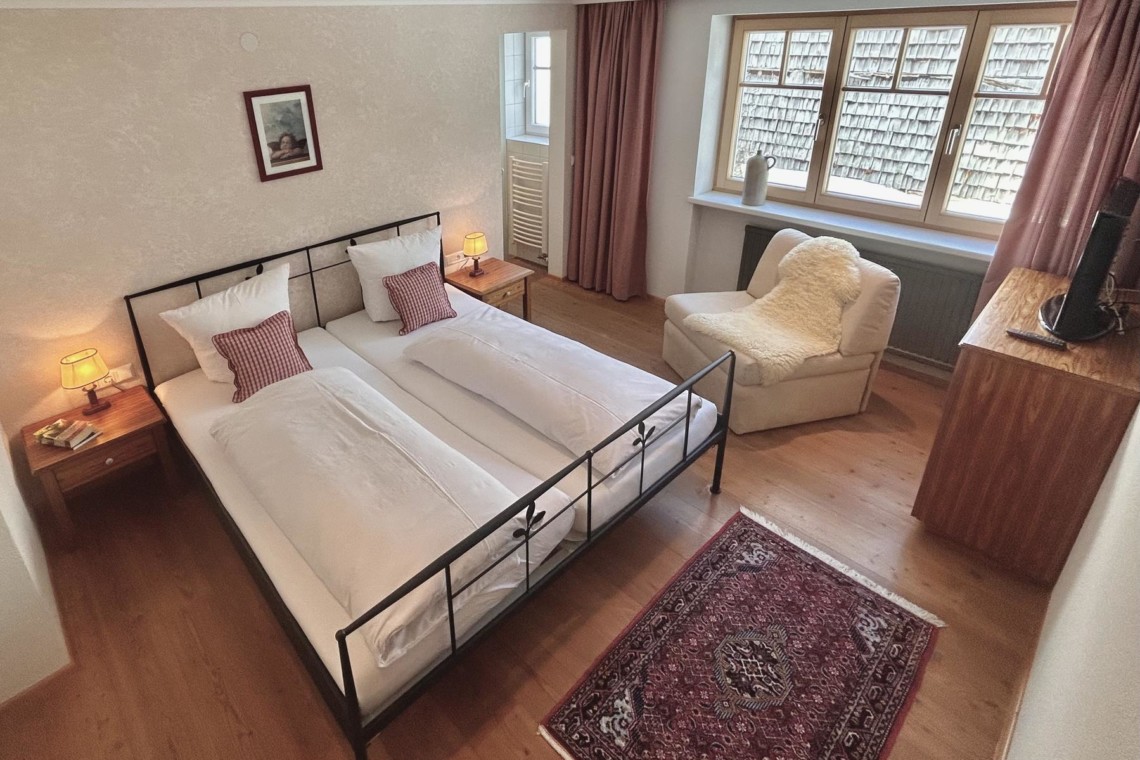 Gemütliches Schlafzimmer in Hillside One, ideal für den Urlaub in Warth am Arlberg.