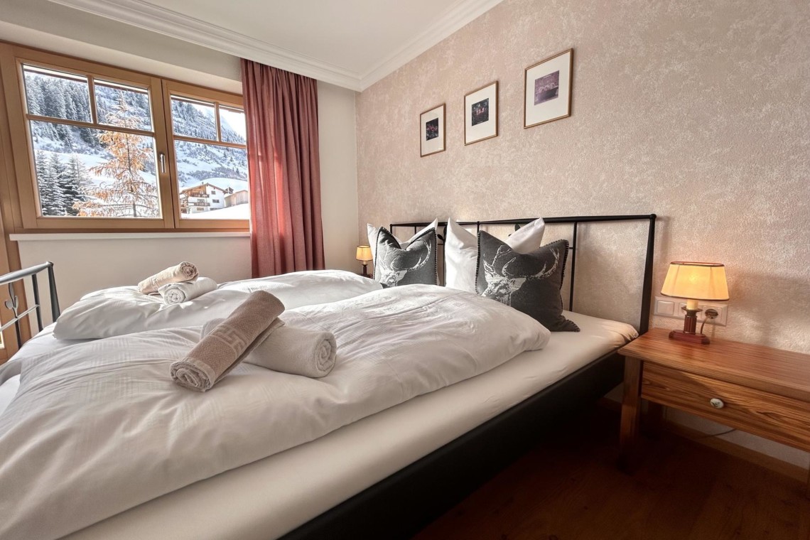 Gemütliches Schlafzimmer in Warth am Arlberg, perfekt für einen entspannten Bergurlaub.