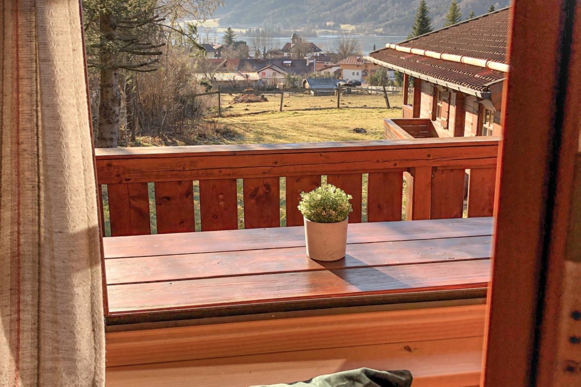 Gemütlicher Balkon mit Bergblick in Schlierseer Ferienwohnung. Ideal für Urlaub und Arbeit.